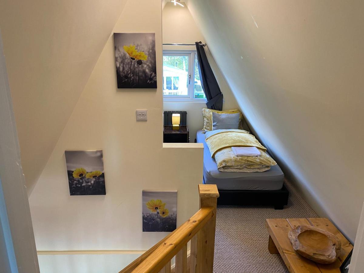 Widgeon Bespoke Cabin Is Lakeside With Private Fishing Peg, Hot Tub Situated At Tattershall Lakes Country Park Exterior foto